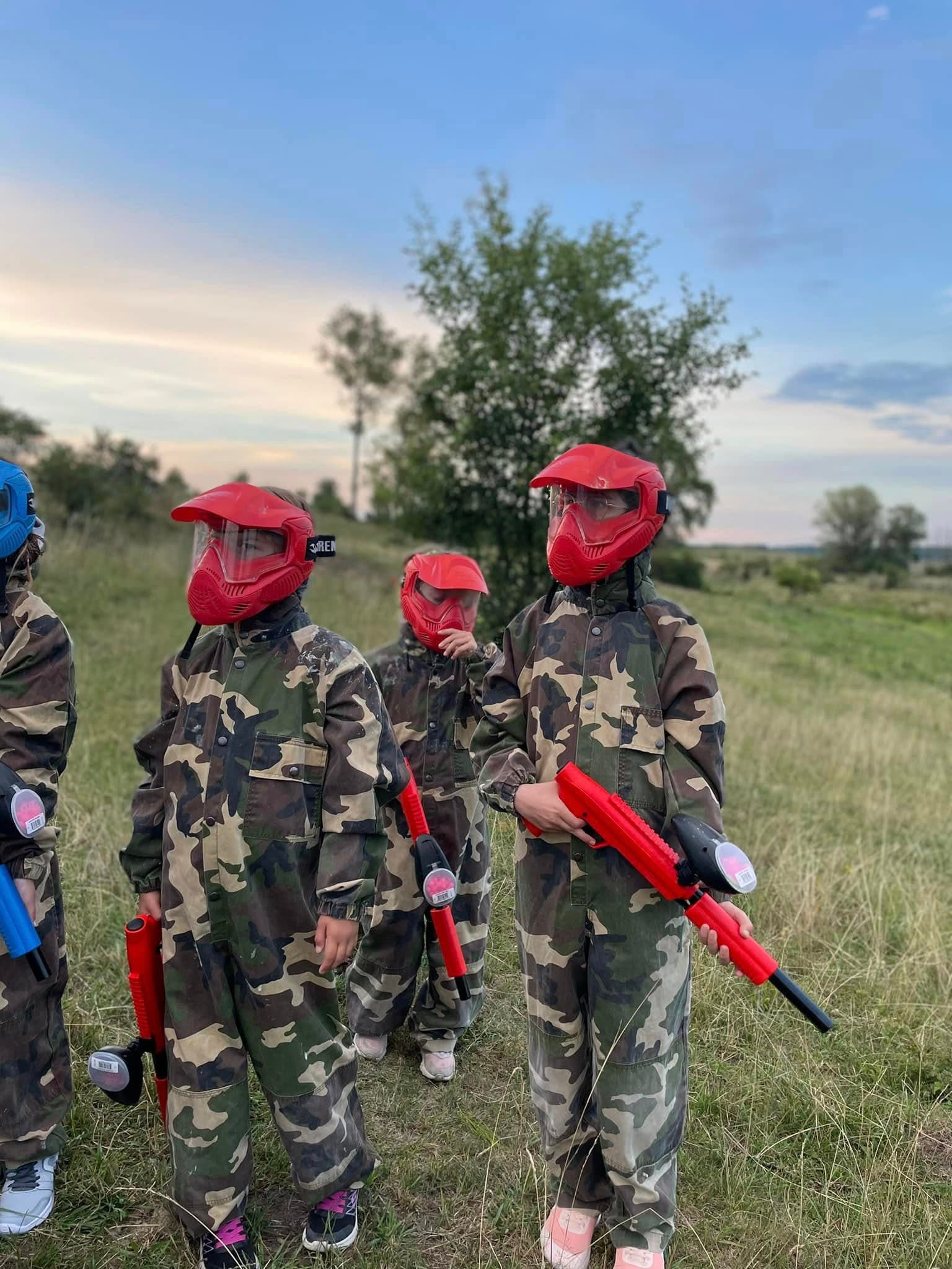 Dzieci w strojach ochronnych podczas zabawy terenowej