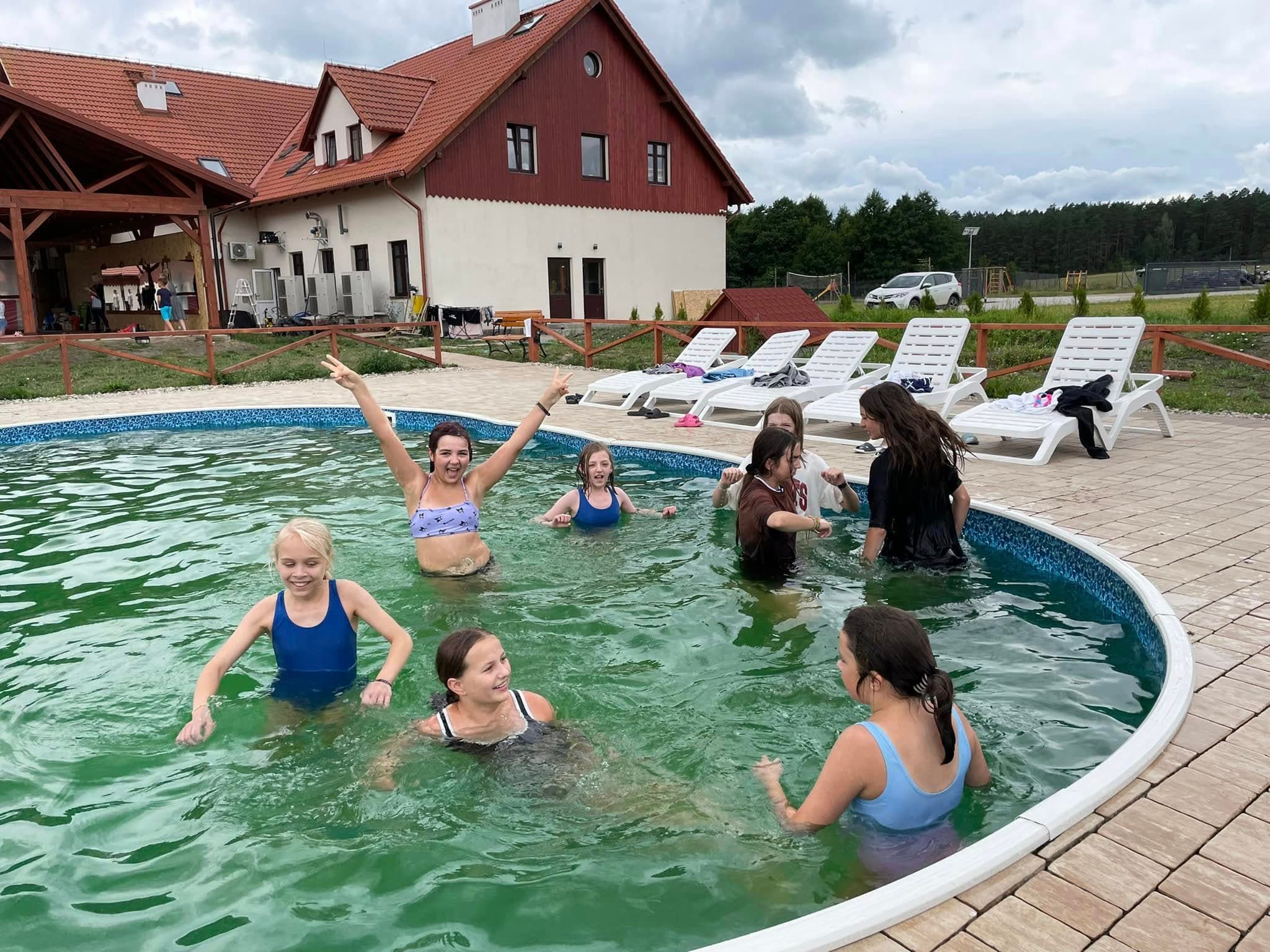 Dzieci poznają zioła i naturalne materiały podczas warsztatów